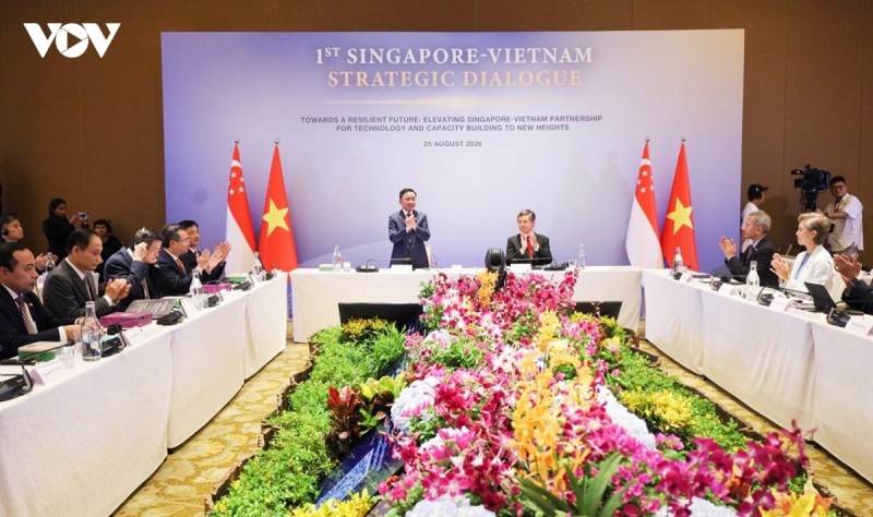 Politburo member and Standing Member of the Communist Party of Vietnam Central Committee Secretariat Tran Cam Tu (standing) and Singapore’s People’s Action Party Assistant Secretary-General Chan Chun Sing co-chair the first Singapore-Vietnam Strategic Dialogue in Singapore on August 25.