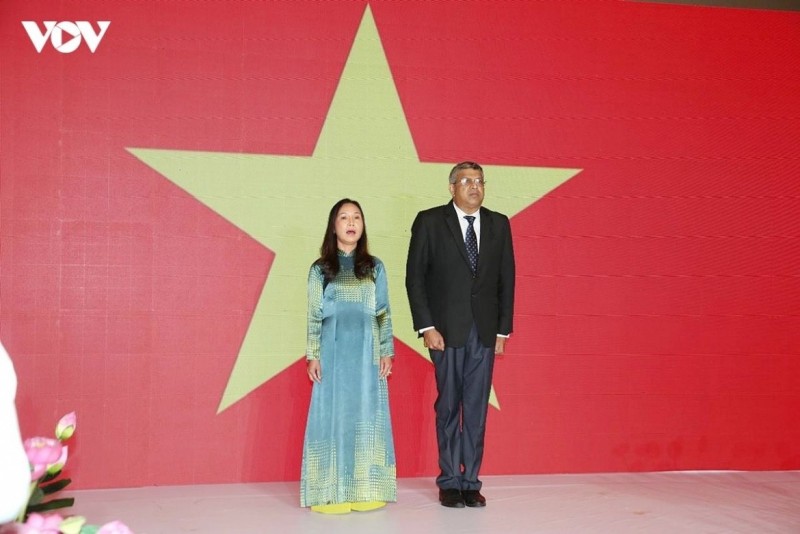 Vietnamese Ambassador to Sri Lanka Trinh Thi Tam and Sri Lankan Minister of Justice and National Integration Harshana Nanayakkara at a flag-raising ceremony marking Vietnam’s National Day in Colombo on August 24.