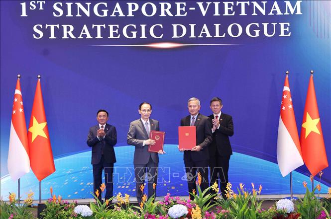 Uỷ viên Bộ Chính trị, Bộ trưởng Ngoại giao Lê Hoài Trung và Bộ trưởng Ngoại giao Singapore Vivian Balakrishnan trao Tuyên bố chung về Chiến lược Kết nối Công nghệ Việt Nam - Singapore. Ảnh: 