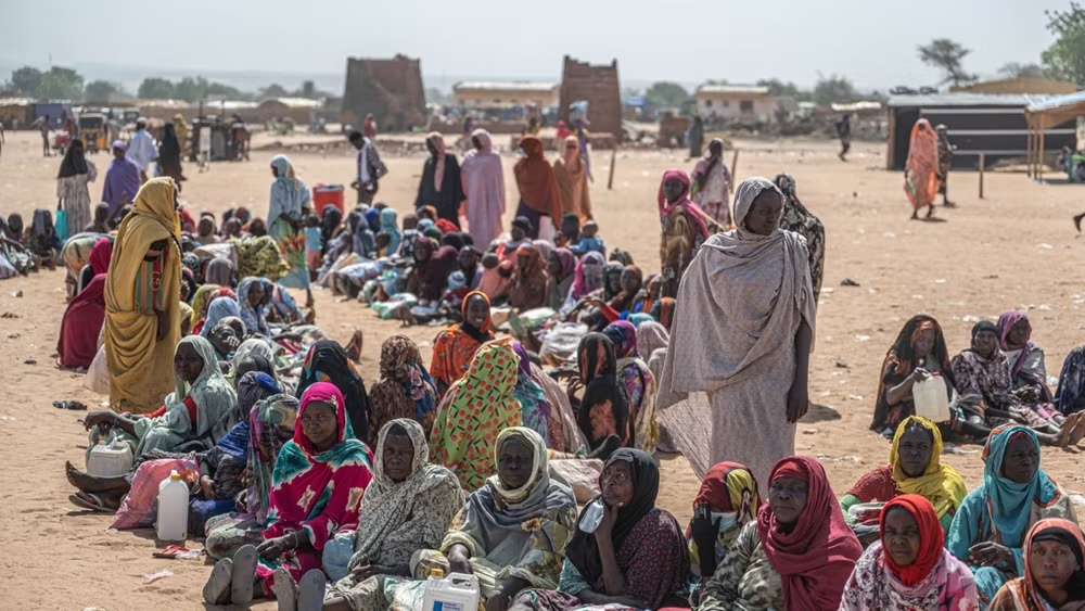 Người tị nạn Sudan chờ nhận thức ăn cứu trợ tại Adre, Cộng hòa Chad. (Ảnh: THX/TTXVN) Người tị nạn Sudan chờ nhận thức ăn cứu trợ tại Adre, Cộng hòa Chad. (Ảnh: THX/TTXVN)