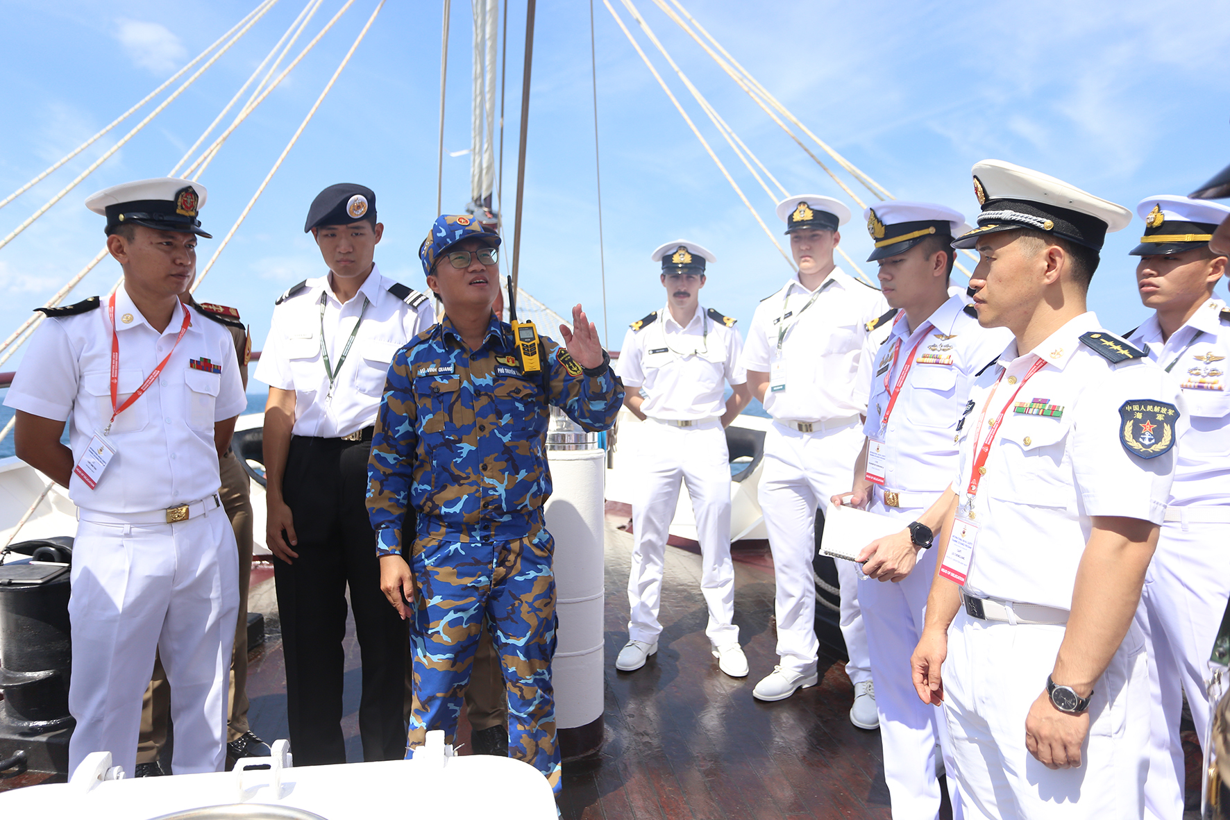Sĩ quan Tàu 286-Lê Quý Đôn hướng dẫn học viên thao tác hệ thống dây buồm Sĩ quan Tàu 286-Lê Quý Đôn hướng dẫn học viên thao tác hệ thống dây buồm
