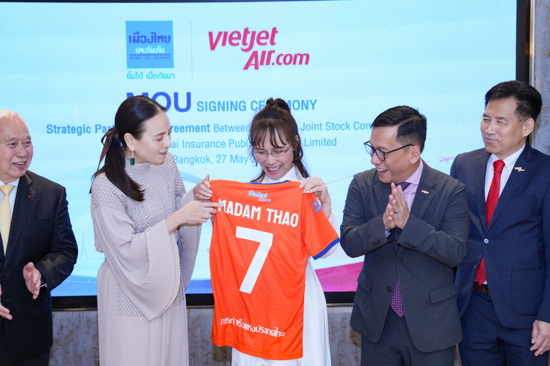 Hai “Madam” và mối duyên với bóng đá Việt Nam - Thái Lan Hai “Madam” và mối duyên với bóng đá Việt Nam - Thái Lan