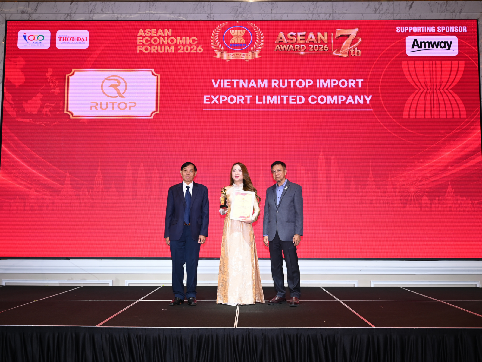 Đại diện RUTOP Việt Nam, Bà Nguyễn Thuỷ Tiên vinh danh tại Top 10 Thương hiệu Nổi tiếng 2026 Đại diện RUTOP Việt Nam, Bà Nguyễn Thuỷ Tiên vinh danh tại Top 10 Thương hiệu Nổi tiếng 2026