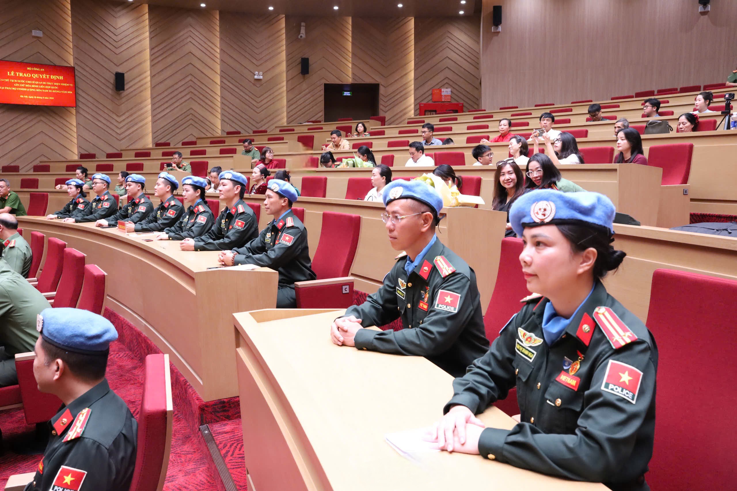9 sĩ quan Công an Việt Nam lên đường gìn giữ hòa bình tại Nam Sudan 9 sĩ quan Công an Việt Nam lên đường gìn giữ hòa bình tại Nam Sudan