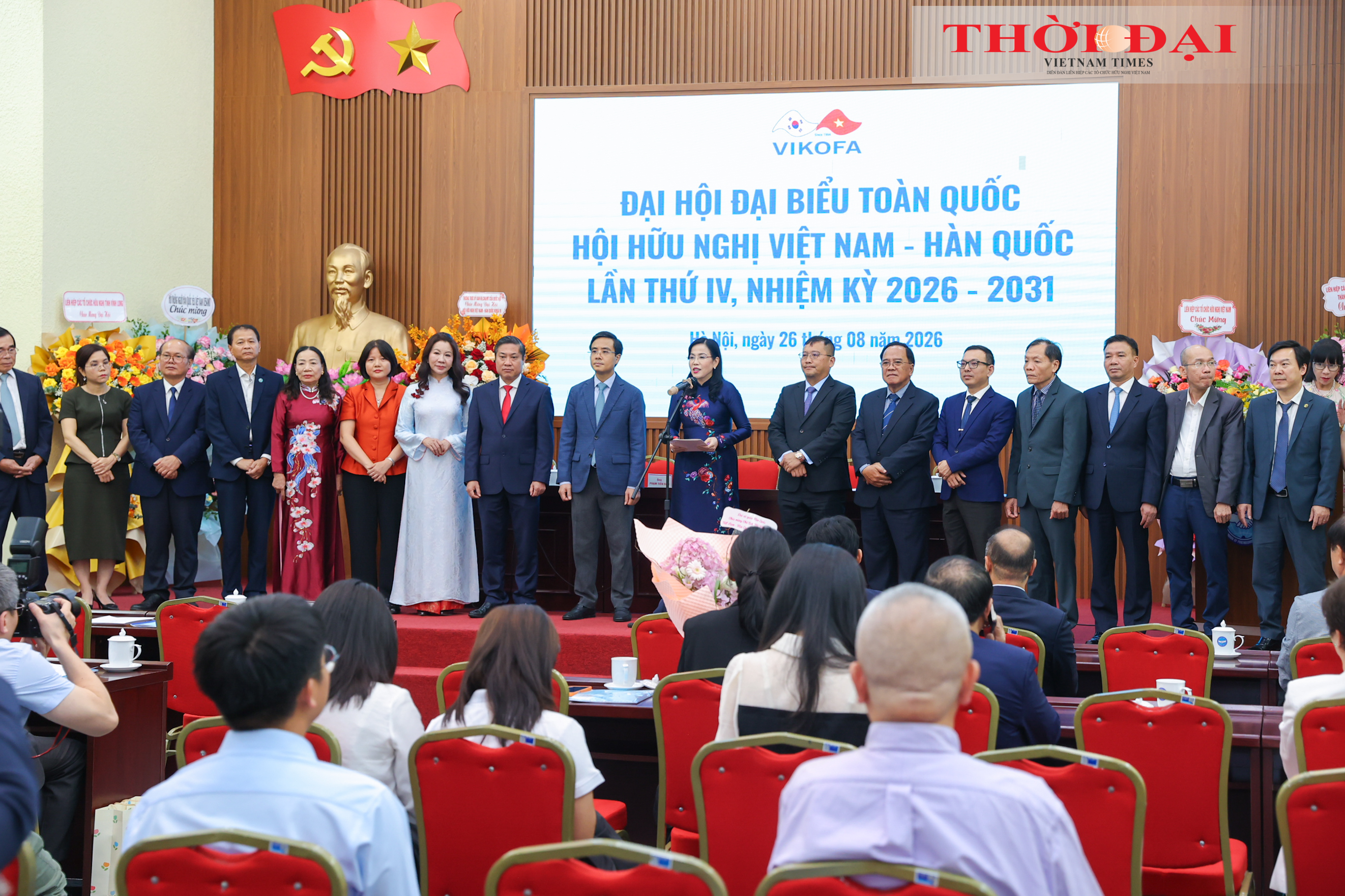 Ông Phan Anh Sơn, Chủ tịch Liên hiệp các tổ chức hữu nghị Việt Nam, chúc mừng Ban Chấp hành Hội hữu nghị Việt Nam - Hàn Quốc. (Ảnh: Đinh Hòa) Ông Phan Anh Sơn, Chủ tịch Liên hiệp các tổ chức hữu nghị Việt Nam, chúc mừng Ban Chấp hành Hội hữu nghị Việt Nam - Hàn Quốc. (Ảnh: Đinh Hòa)