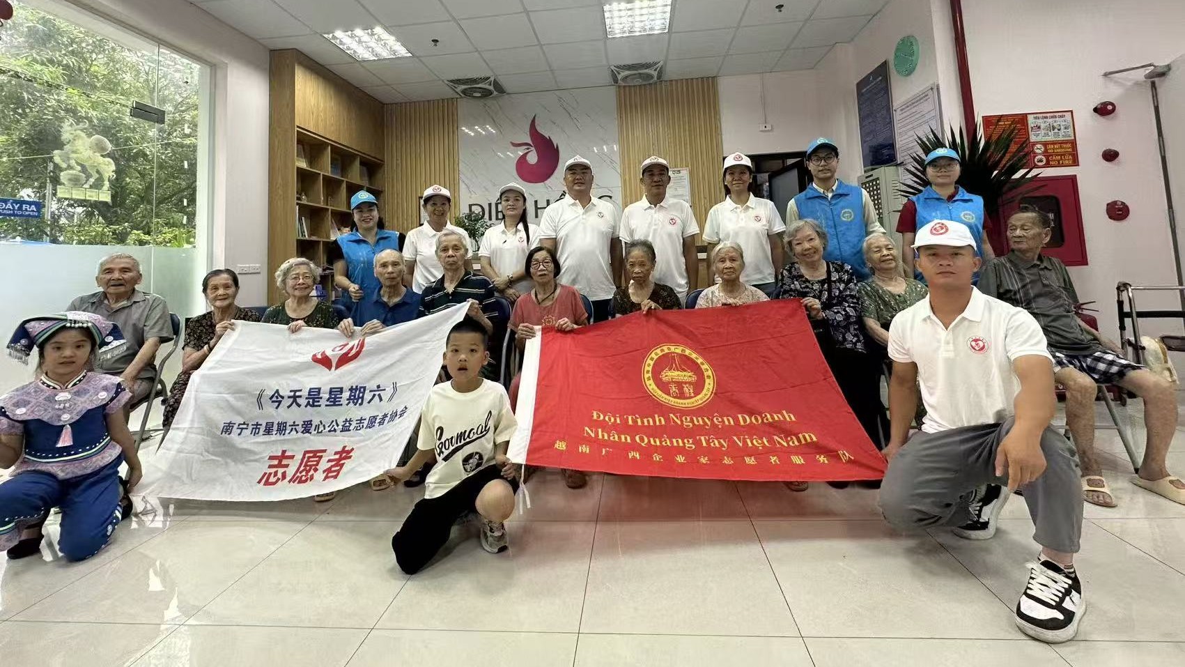 跨越国界传大爱 中越志愿者情暖河内养老院