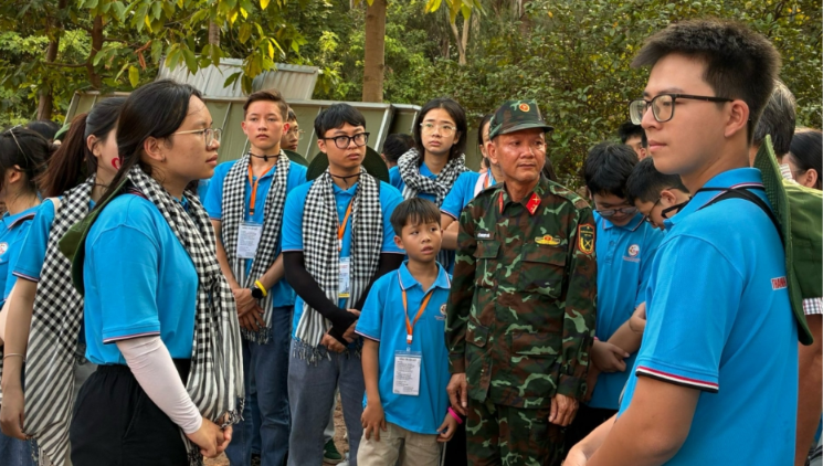 ເຍົາວະຊົນຊາວຫວຽດນາມຢູ່ຕ່າງປະເທດຕື່ນຕັນໃຈຕໍ່ເສັ້ນທາງແຄມເປນ 500 ວັນຄືນ; ໃນການໂຮມເອົາອັດຖິຂອງບັນດາວີລະຊົນນັກຮົບເກົ່າ
