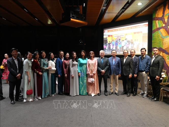 Cán bộ Đại sứ quán Việt Nam tại Australia và Tổng lãnh sự quán Việt Nam tại Sydney chụp ảnh lưu niệm. Ảnh: Lê Đạt/TTXVN Cán bộ Đại sứ quán Việt Nam tại Australia và Tổng lãnh sự quán Việt Nam tại Sydney chụp ảnh lưu niệm. Ảnh: Lê Đạt/TTXVN