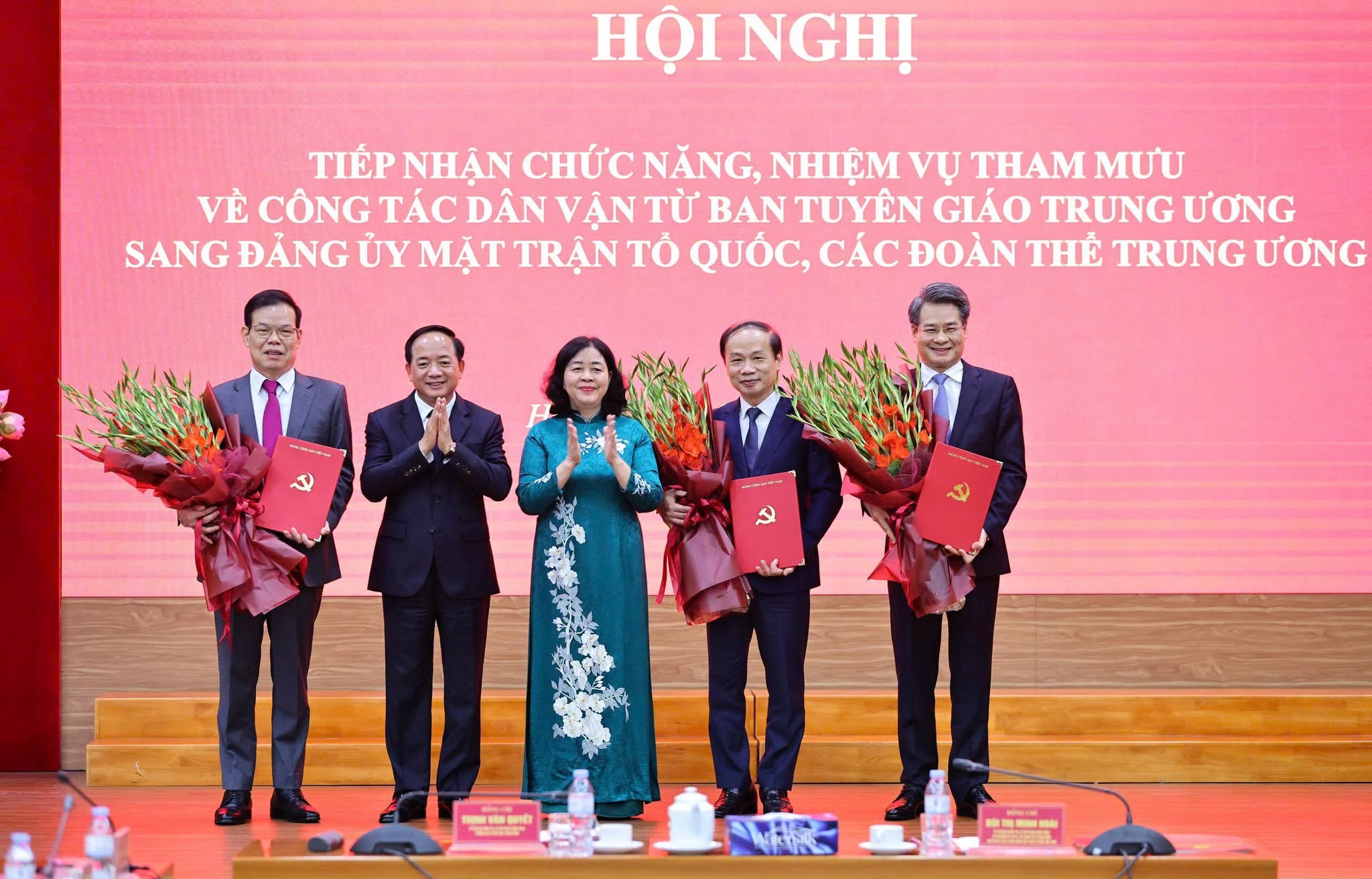 Ủy viên Bộ Chính trị, Bí thư Trung ương Đảng, Bí thư Đảng ủy MTTQ, các đoàn thể Trung ương, Chủ tịch Ủy ban Trung ương MTTQ Việt Nam Bùi Thị Minh Hoài; Ủy viên Bộ Chính trị, Bí thư Trung ương Đảng, Trưởng Ban Tuyên giáo Trung ương Trịnh Văn Quyết trao Quyết định của Bộ Chính trị, Ban Bí thư cho các cán bộ.