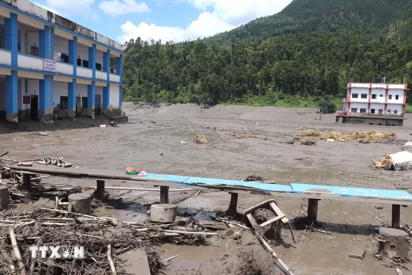 Khu vực bị tàn phá do lũ quét cuốn theo bùn đất tại huyện Rasuwa, Nepal, ngày 26/8/2026. (Ảnh: ANI/TTXVN phát) Khu vực bị tàn phá do lũ quét cuốn theo bùn đất tại huyện Rasuwa, Nepal, ngày 26/8/2026. (Ảnh: ANI/TTXVN phát)