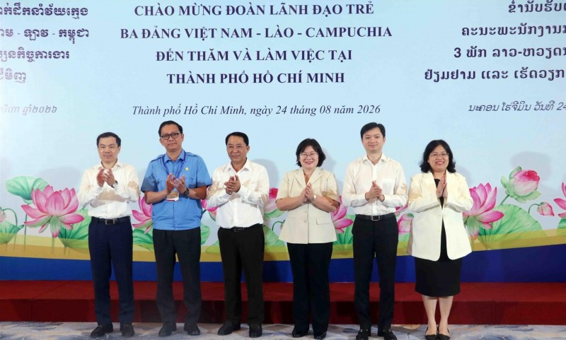 ថ្នាក់ដឹកនាំទីក្រុង Ho Chi Minh និងថ្នាក់ដឹកនាំគណៈប្រតិភូថ្នាក់ដឹកនាំវ័យក្មេងនៃគណបក្សទាំង ៣ ថតរូបអនុស្សាវរីយ៍បន្ទាប់ពីជំនួបពិភាក្សាការងារ។