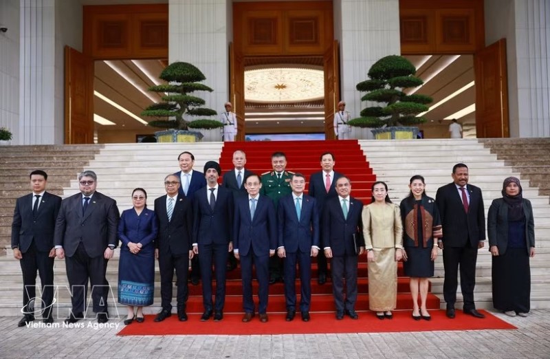 PM Le Minh Hung (front, seventh from left), ASEAN diplomats and officials at the meeting in Hanoi on August 27 (Photo: VNA)