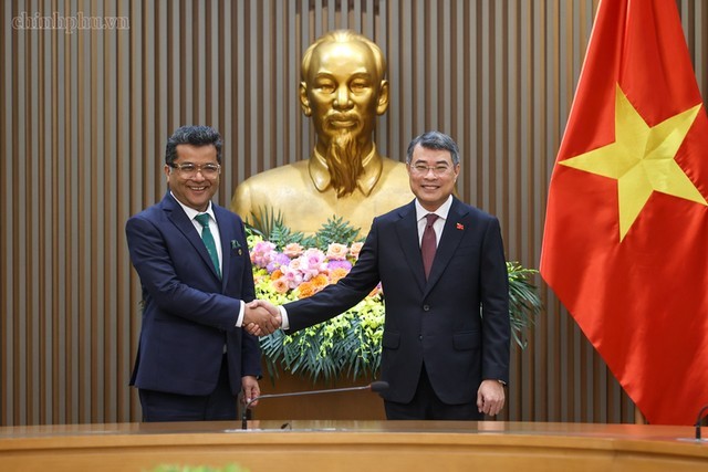 Prime Minister Le Minh Hung (R) hosts a reception for Indian Minister of State for External Affairs Pabitra Margherita, Ha Noi, August 26, 2026.  Photo: VGP