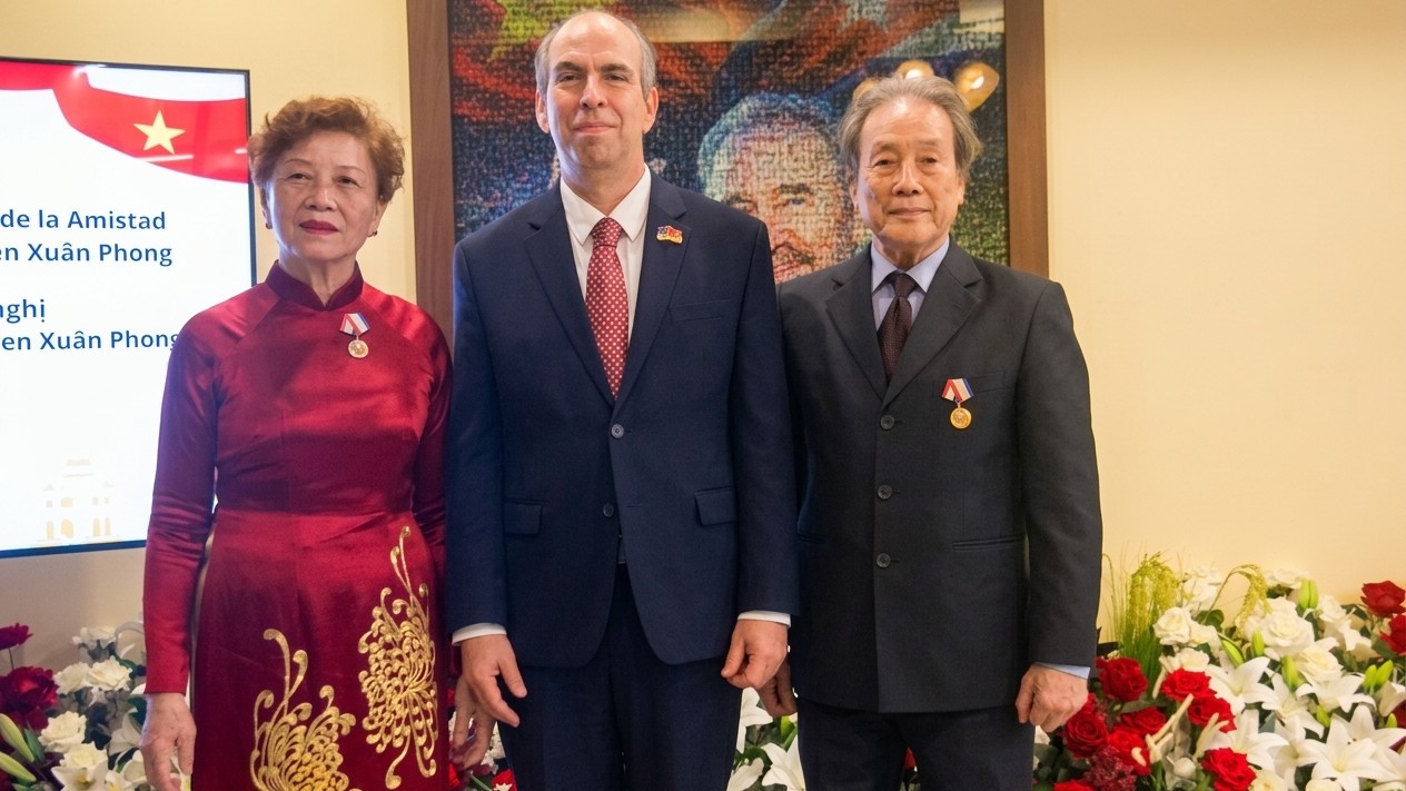 "Hai người bạn Việt Nam cống hiến, vun đắp tình hữu nghị Việt Nam - Cuba"