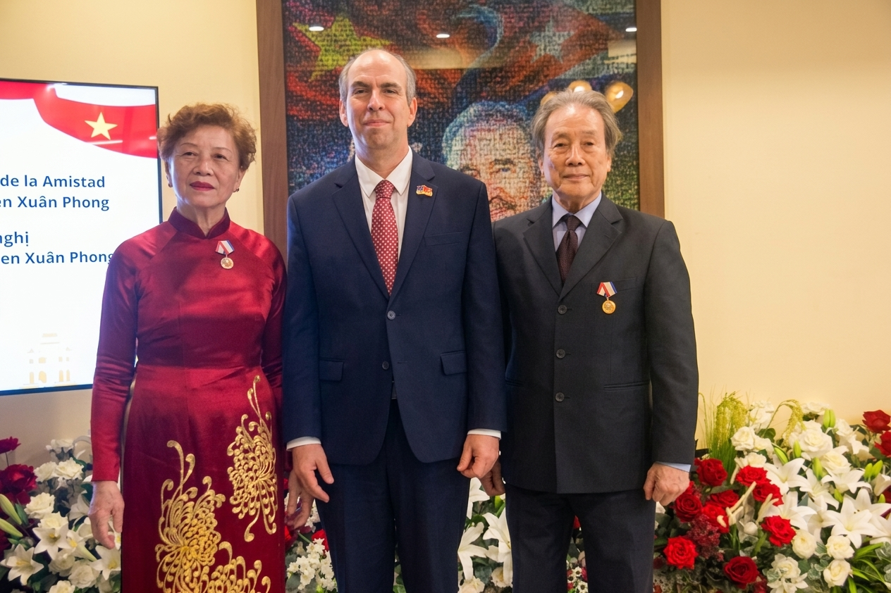Đại sứ Cuba tại Việt Nam Rogelio Polanco Fuentes cùng bà Phương Song Liên và ông Nguyễn Xuân Phong tại lễ trao Huy chương Hữu nghị, ngày 27/8 tại Hà Nội. Đại sứ Cuba tại Việt Nam Rogelio Polanco Fuentes cùng bà Phương Song Liên và ông Nguyễn Xuân Phong tại lễ trao Huy chương Hữu nghị, ngày 27/8 tại Hà Nội.