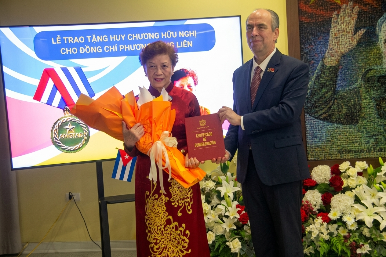 Đại sứ Cuba tại Việt Nam Rogelio Polanco Fuentes trao Huy chương Hữu nghị của Nhà nước Cuba cho bà Phương Song Liên. (Ảnh: Thành Luân) Đại sứ Cuba tại Việt Nam Rogelio Polanco Fuentes trao Huy chương Hữu nghị của Nhà nước Cuba cho bà Phương Song Liên. (Ảnh: Thành Luân)