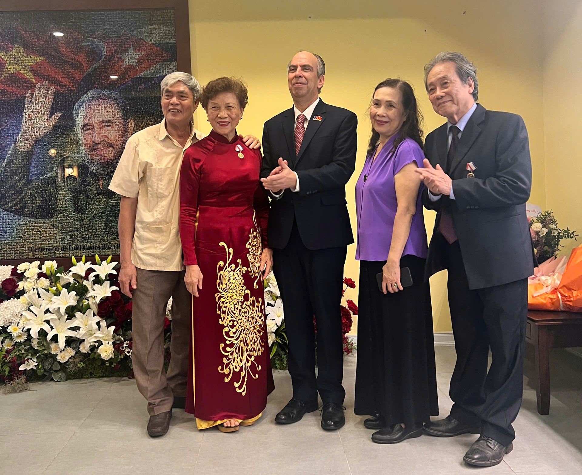 Đại sứ Cuba tại Việt Nam Rogelio Polanco Fuentes chụp ảnh cùng vợ chồng bà Phương Song Liên và vợ chồng ông Nguyễn Xuân Phong tại lễ trao Huy chương Hữu nghị. Đại sứ Cuba tại Việt Nam Rogelio Polanco Fuentes chụp ảnh cùng vợ chồng bà Phương Song Liên và vợ chồng ông Nguyễn Xuân Phong tại lễ trao Huy chương Hữu nghị.