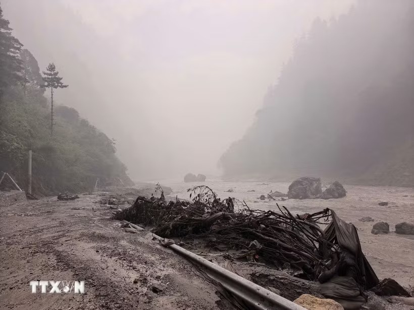 Hiện trường vụ lở đất gần cửa khẩu Cát Long, Khu tự trị Tây Tạng, Trung Quốc ngày 26/8/2026. (Ảnh: THX/TTXVN phát) Hiện trường vụ lở đất gần cửa khẩu Cát Long, Khu tự trị Tây Tạng, Trung Quốc ngày 26/8/2026. (Ảnh: THX/TTXVN phát)