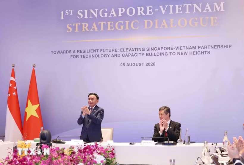 Đồng chí Trần Cẩm Tú, Ủy viên Bộ Chính trị, Thường trực Ban Bí thư cùng Phó Tổng Thư ký Đảng Hành động Nhân dân Singapore, Bộ trưởng Bộ Quốc phòng kiêm Bộ trưởng Điều phối dịch vụ công Chan Chun Sing đồng chủ trì Đối thoại Chiến lược Việt Nam-Singapore lần thứ nhất. Đồng chí Trần Cẩm Tú, Ủy viên Bộ Chính trị, Thường trực Ban Bí thư cùng Phó Tổng Thư ký Đảng Hành động Nhân dân Singapore, Bộ trưởng Bộ Quốc phòng kiêm Bộ trưởng Điều phối dịch vụ công Chan Chun Sing đồng chủ trì Đối thoại Chiến lược Việt Nam-Singapore lần thứ nhất.
