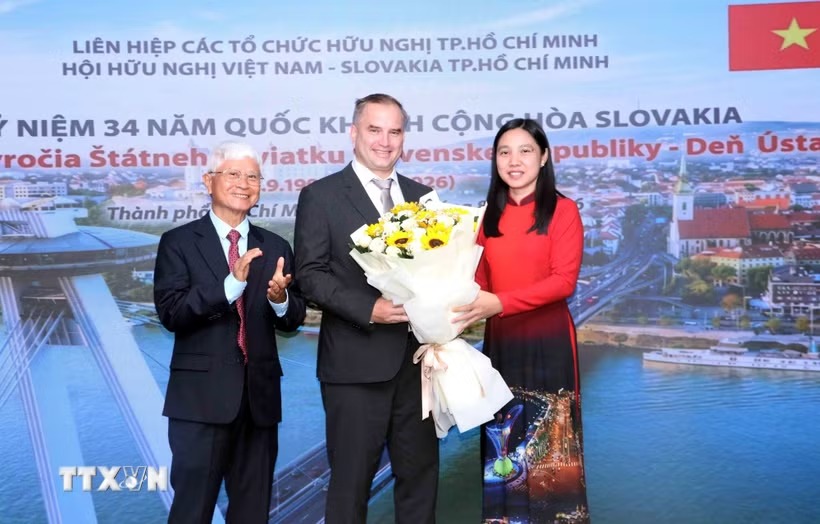 Bà Hà Thanh, Chủ tịch Liên hiệp các tổ chức hữu nghị Thành phố Hồ Chí Minh và ông Bùi Quang Hải, Chủ tịch Hội Hữu nghị Việt Nam-Slovakia Thành phố Hồ Chí Minh tặng hoa chúc mừng ông Marian Veres, Đại biện lâm thời của Đại sứ quán Cộng hòa Slovakia tại Việt Nam. (Ảnh: Xuân Khu/TTXVN) Bà Hà Thanh, Chủ tịch Liên hiệp các tổ chức hữu nghị Thành phố Hồ Chí Minh và ông Bùi Quang Hải, Chủ tịch Hội Hữu nghị Việt Nam-Slovakia Thành phố Hồ Chí Minh tặng hoa chúc mừng ông Marian Veres, Đại biện lâm thời của Đại sứ quán Cộng hòa Slovakia tại Việt Nam. (Ảnh: Xuân Khu/TTXVN)