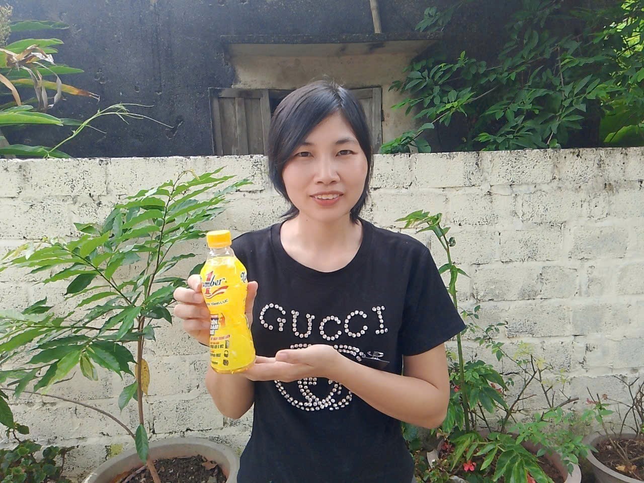 Chị Trịnh Thị Ngọc trong một lần xé nhãn chai Number 1 vào mùa hè năm ngoái đã mang đến cho chị giải thưởng 50 triệu đồng để trả bớt nợ xây nhà. Chị Trịnh Thị Ngọc trong một lần xé nhãn chai Number 1 vào mùa hè năm ngoái đã mang đến cho chị giải thưởng 50 triệu đồng để trả bớt nợ xây nhà.