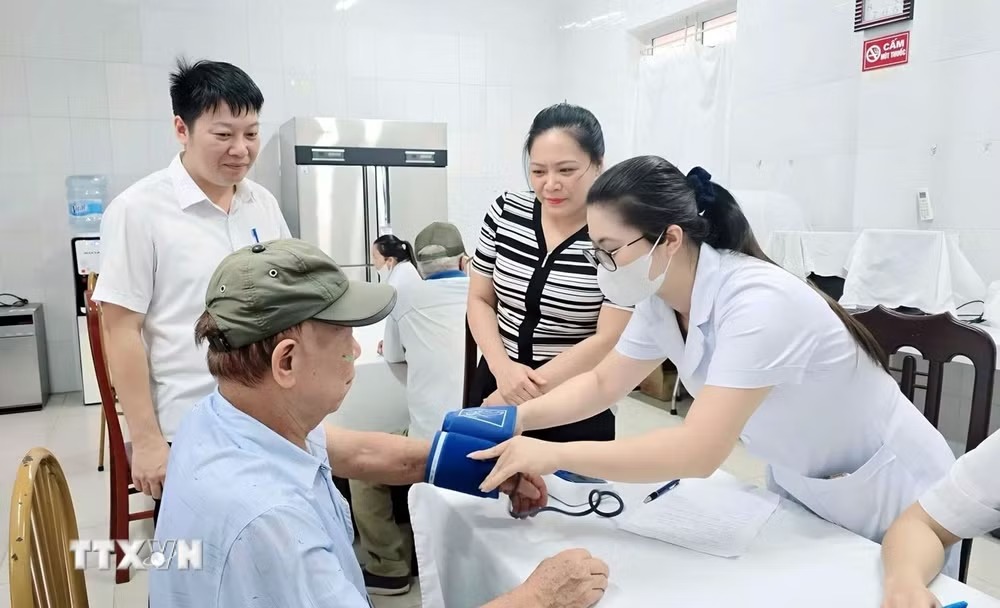 Xã Vũ Thư (Hưng Yên) tổ chức khám sức khỏe miễn phí cho người có công với cách mạng tại Trạm Y tế và Bệnh viện Vũ Thư xã vào tháng 7/2026. (Ảnh: Mạnh Khánh/TTXVN) Xã Vũ Thư (Hưng Yên) tổ chức khám sức khỏe miễn phí cho người có công với cách mạng tại Trạm Y tế và Bệnh viện Vũ Thư xã vào tháng 7/2026. (Ảnh: Mạnh Khánh/TTXVN)