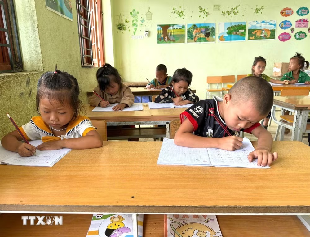Học sinh đang học ở Điểm trường Trà Tá, Trường Tiểu học cơ sở xã Thạch Lâm, tỉnh Cao Bằng. (Ảnh: Chu Hiệu/TTXVN) Học sinh đang học ở Điểm trường Trà Tá, Trường Tiểu học cơ sở xã Thạch Lâm, tỉnh Cao Bằng. (Ảnh: Chu Hiệu/TTXVN)