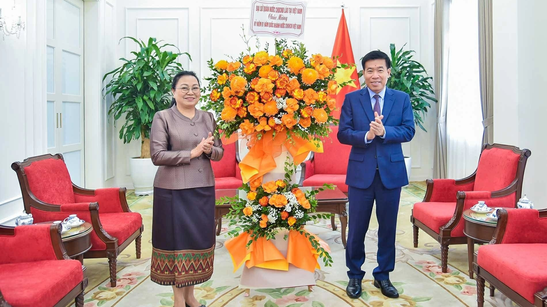 ສະຖານທູດລາວປະຈຳຫວຽດນາມ ອວຍພອນວັນຊາດຫວຽດນາມ