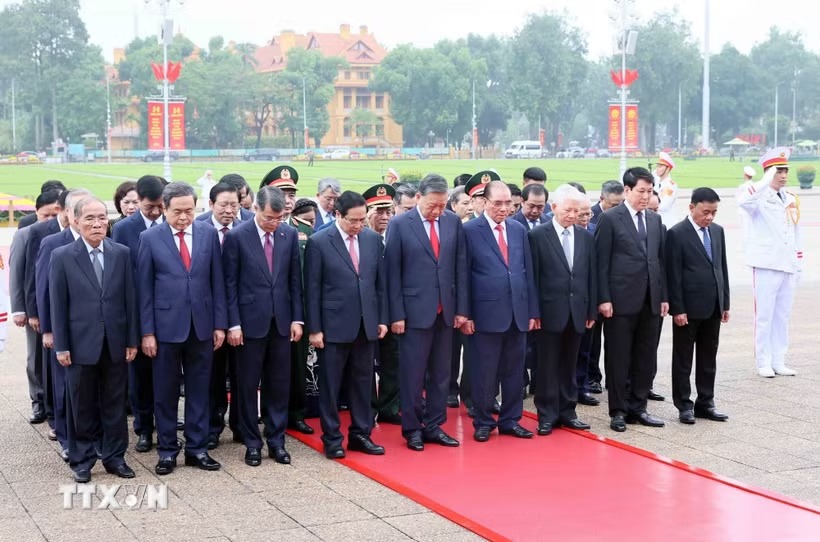 Các đồng chí lãnh đạo, nguyên lãnh đạo Đảng, Nhà nước tưởng nhớ Chủ tịch Hồ Chí Minh. (Ảnh: An Đăng/TTXVN) Các đồng chí lãnh đạo, nguyên lãnh đạo Đảng, Nhà nước tưởng nhớ Chủ tịch Hồ Chí Minh. (Ảnh: An Đăng/TTXVN)