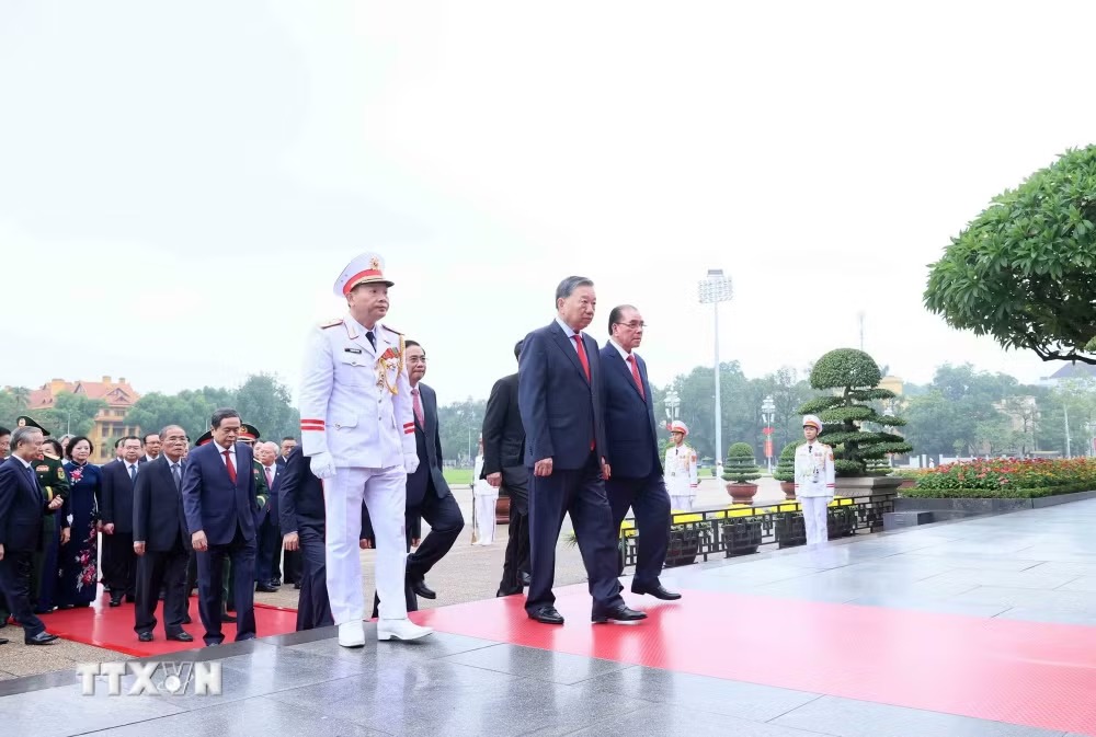 Các đồng chí lãnh đạo, nguyên lãnh đạo Đảng, Nhà nước vào Lăng viếng Chủ tịch Hồ Chí Minh. (Ảnh: An Đăng/TTXVN) Các đồng chí lãnh đạo, nguyên lãnh đạo Đảng, Nhà nước vào Lăng viếng Chủ tịch Hồ Chí Minh. (Ảnh: An Đăng/TTXVN)