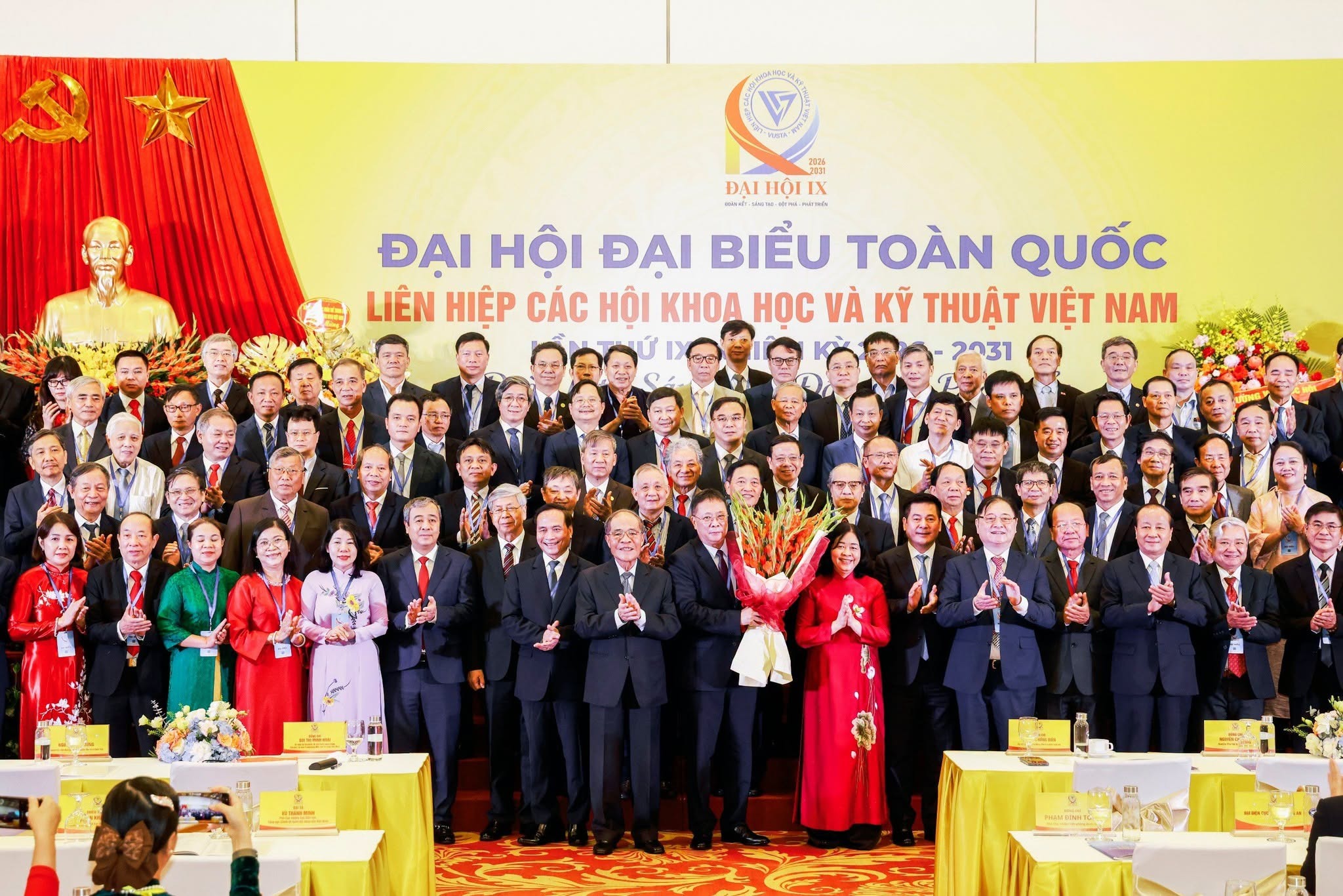 Bà Bùi Thị Minh Hoài - Ủy viên Bộ Chính trị, Bí thư Trung ương Đảng, Bí thư Đảng ủy MTTQ, các đoàn thể Trung ương, Chủ tịch Ủy ban Trung ương MTTQ Việt Nam chụp ảnh lưu niệm cùng Ban Chấp hành nhiệm kỳ 2026-2031