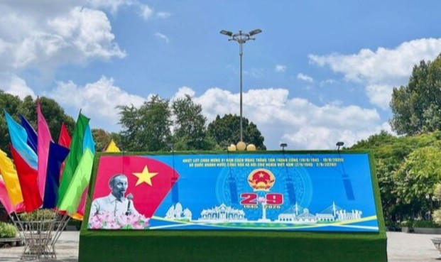ពណ៌ក្រហមនៃទង់បក្ស ទង់ជាតិ រួមជាមួយរូបភាពលោកប្រធាន Ho Chi Minh លេចធ្លោ យ៉ាងឱឡារិកនៅលើបណ្តាដងផ្លូវ តំបន់ប្រជាជន បង្កើតបរិយាកាសដ៏មហោឡារិក និងស្រស់បំព្រង សំដៅឆ្ពោះទៅរកការរំលឹកខួបបដិវត្តន៍ខែសីហា និងបុណ្យជាតិ ២-៩។