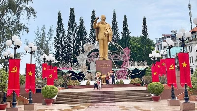 ស្រស់បំព្រងដោយទង់ និងផ្កា នៅក្នុងថ្ងៃទាំងឡាយនៃខែសីហា នៅតំបន់ស្តូបលោកប្រធាន Ho Chi Minh នៅកំពង់ផែ Ninh Kieu ទីក្រុង Can Tho។
