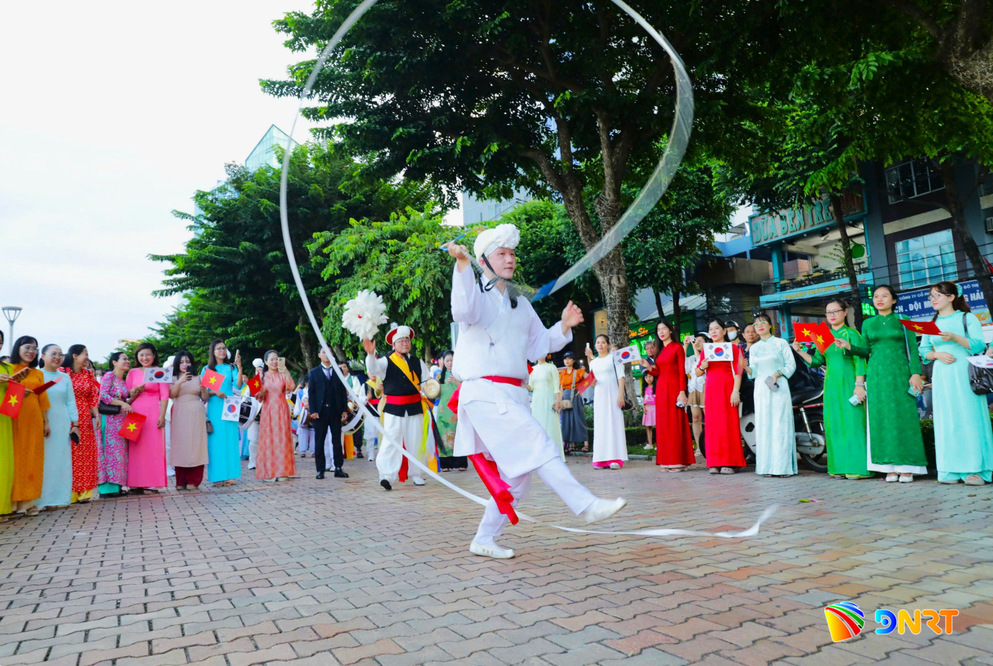 Giao lưu nhân dân, nhịp cầu kết nối với bạn bè quốc tế Giao lưu nhân dân, nhịp cầu kết nối với bạn bè quốc tế