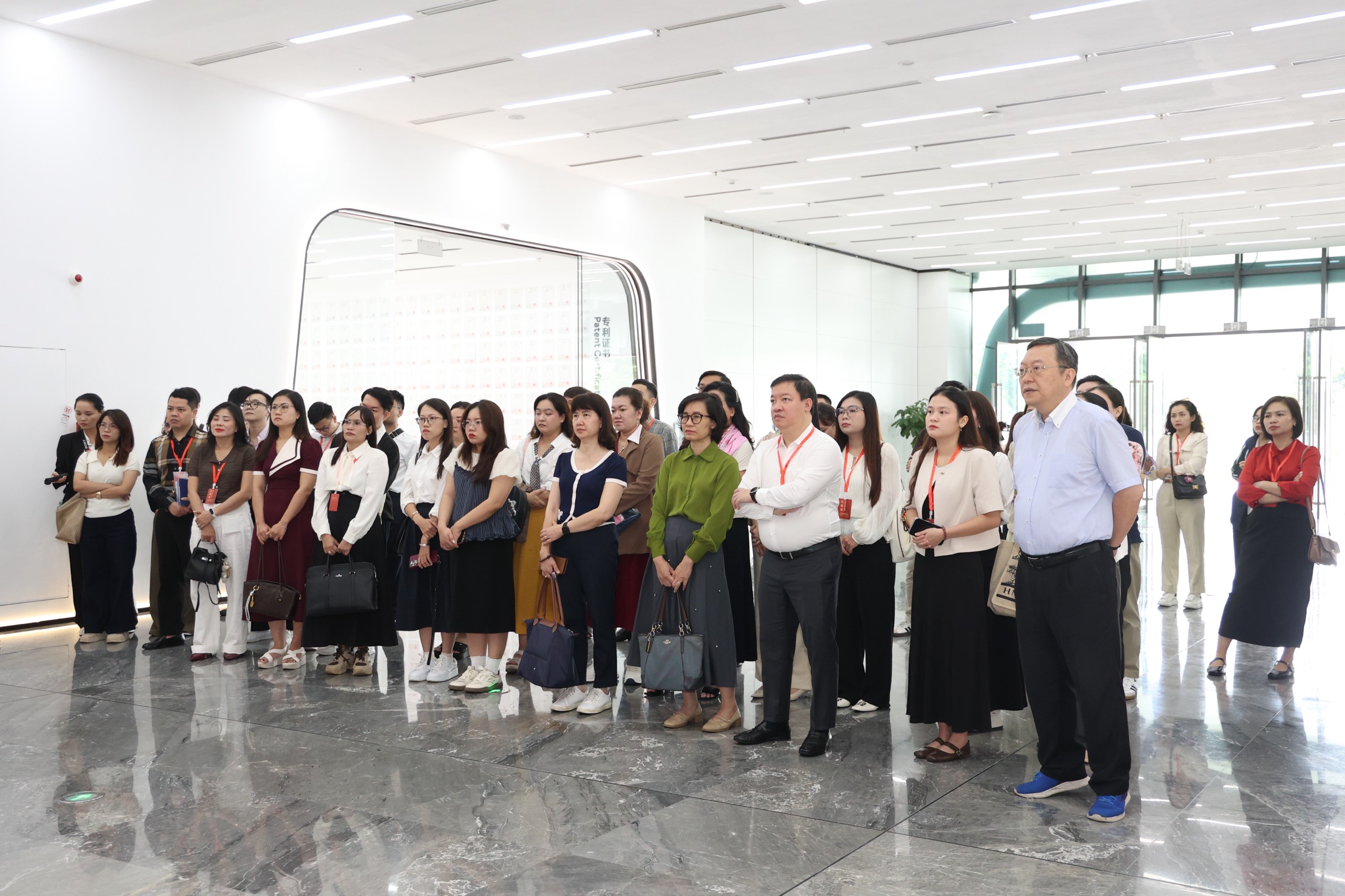 Đoàn đại biểu tham quan Khu khoa học công nghệ thông minh Ức Hàng (Ehang). Ảnh: BTC Đoàn đại biểu tham quan Khu khoa học công nghệ thông minh Ức Hàng (Ehang). Ảnh: BTC