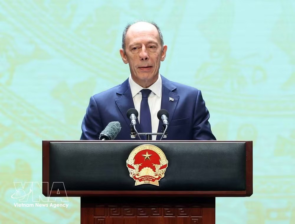 Uruguayan Ambassador Raúl Juan Pollak Giampietro speaks at the ceremony marking the 81st anniversary of Vietnam's National Day (September 2, 1945–2026) at the Ho Guom Opera House in Hanoi on the evening of August 28, 2026. (Photo: VNA)