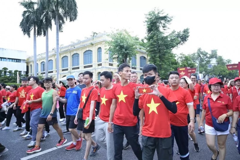 មនុស្សជាង ១ ម៉ឺននាក់បានចូលរួមដើរនៅ Ha Noi ក្នុងព្រឹត្តិការណ៍ «រួមជាមួយវៀតណាមឈានទៅមុខ» ឆ្នាំ ២០២៥។ មនុស្សជាង ១ ម៉ឺននាក់បានចូលរួមដើរនៅ Ha Noi ក្នុងព្រឹត្តិការណ៍ «រួមជាមួយវៀតណាមឈានទៅមុខ» ឆ្នាំ ២០២៥។