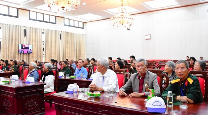 បណ្តាប្រតិភូអញ្ជើញចូលរួមពិធីជួបសំណេះសំណាល។ បណ្តាប្រតិភូអញ្ជើញចូលរួមពិធីជួបសំណេះសំណាល។