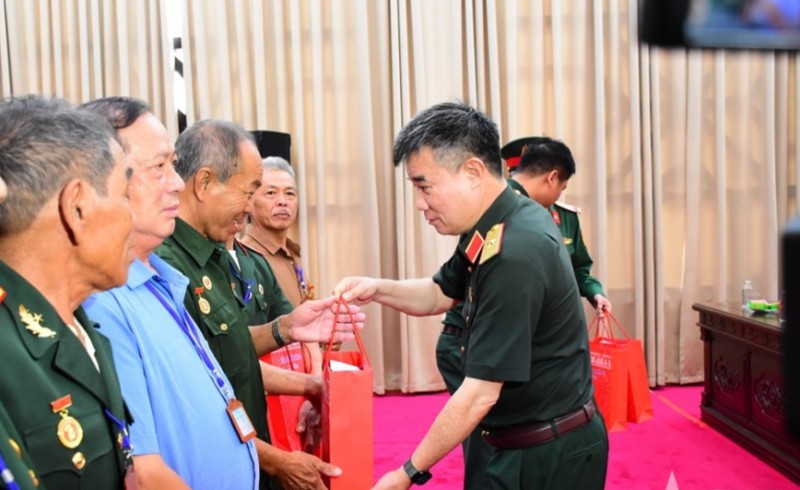 ការប្រគល់អំណោយរបស់ក្រសួងការពារជាតិជូនចំពោះបណ្តាប្រតិភូជាអ្នកមានគុណបំណាច់ចំពោះបដិវត្តន៍នៃខេត្ត Lam Dong។ ការប្រគល់អំណោយរបស់ក្រសួងការពារជាតិជូនចំពោះបណ្តាប្រតិភូជាអ្នកមានគុណបំណាច់ចំពោះបដិវត្តន៍នៃខេត្ត Lam Dong។