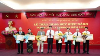 ទីក្រុង Ho Chi Minh ប្រគល់ផ្លាកសញ្ញាបក្សជូនចំពោះបណ្តាសមាជិកបក្សជើងចាស់ ក្នុងឱកាសបុណ្យជាតិថ្ងៃទី ២ ខែកញ្ញា