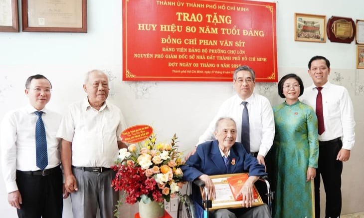 សមាជិកគណៈកម្មាធិការមជ្ឈិមបក្ស អនុលេខាប្រចាំការគណៈកម្មាធិការបក្សទីក្រុង លេខាគណៈកម្មាធិការបក្សនៃបណ្តាស្ថាប័នបក្សទីក្រុង Ho Chi Minh លោក Le Quoc Phong ប្រគល់ផ្លាកសញ្ញាបក្សជូនសមាជិកបក្ស សមាជិកគណៈកម្មាធិការមជ្ឈិមបក្ស អនុលេខាប្រចាំការគណៈកម្មាធិការបក្សទីក្រុង លេខាគណៈកម្មាធិការបក្សនៃបណ្តាស្ថាប័នបក្សទីក្រុង Ho Chi Minh លោក Le Quoc Phong ប្រគល់ផ្លាកសញ្ញាបក្សជូនសមាជិកបក្ស