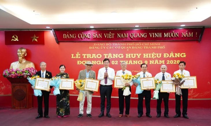 លោក Le Quoc Phong - សមាជិកគណៈកម្មាធិការមជ្ឈិមបក្ស អនុលេខាប្រចាំការគណៈកម្មាធិការបក្សទីក្រុង លេខាគណៈកម្មាធិការបក្សនៃបណ្តាស្ថាប័នបក្សទីក្រុង Ho Chi Minh - ប្រគល់ផ្លាកសញ្ញា ៤៥ ឆ្នាំ ៥០ ឆ្នាំ ៥៥ ឆ្នាំអាយុបក្ស ជូនចំពោះបណ្តាសមាជិកបក្ស លោក Le Quoc Phong - សមាជិកគណៈកម្មាធិការមជ្ឈិមបក្ស អនុលេខាប្រចាំការគណៈកម្មាធិការបក្សទីក្រុង លេខាគណៈកម្មាធិការបក្សនៃបណ្តាស្ថាប័នបក្សទីក្រុង Ho Chi Minh - ប្រគល់ផ្លាកសញ្ញា ៤៥ ឆ្នាំ ៥០ ឆ្នាំ ៥៥ ឆ្នាំអាយុបក្ស ជូនចំពោះបណ្តាសមាជិកបក្ស