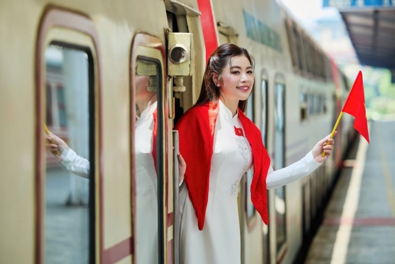 រថភ្លើង Ha Noi 5 Cua O មានរូបរាងពិសេសក្នុងឱកាសរំលឹកខួបបុណ្យជាតិថ្ងៃទី ២ ខែកញ្ញា។ រថភ្លើង Ha Noi 5 Cua O មានរូបរាងពិសេសក្នុងឱកាសរំលឹកខួបបុណ្យជាតិថ្ងៃទី ២ ខែកញ្ញា។