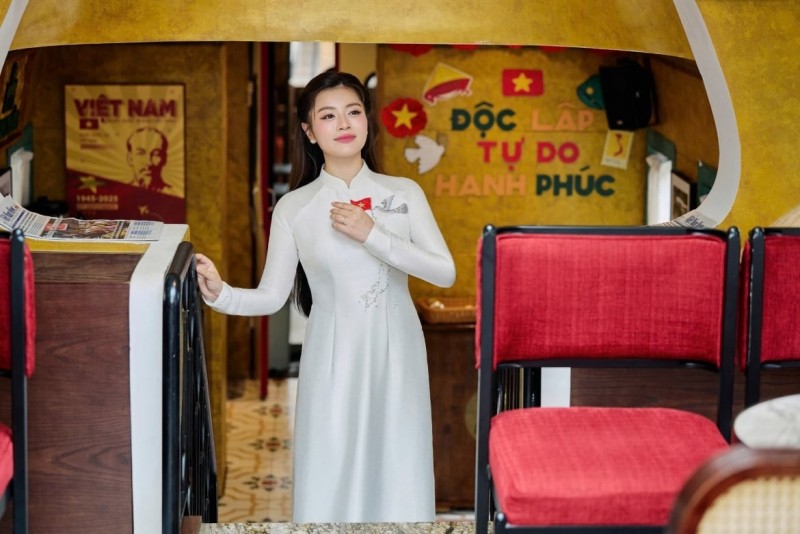 លំហខាងក្នុងនៃរថភ្លើង Ha Noi 5 Cua O ជាមួយនឹងរូបភាពជាច្រើនដែលរំលឹកដល់បណ្តាព្រឹត្តិការណ៍ជាប្រវត្តិសាស្ត្រដ៏សំខាន់។ លំហខាងក្នុងនៃរថភ្លើង Ha Noi 5 Cua O ជាមួយនឹងរូបភាពជាច្រើនដែលរំលឹកដល់បណ្តាព្រឹត្តិការណ៍ជាប្រវត្តិសាស្ត្រដ៏សំខាន់។