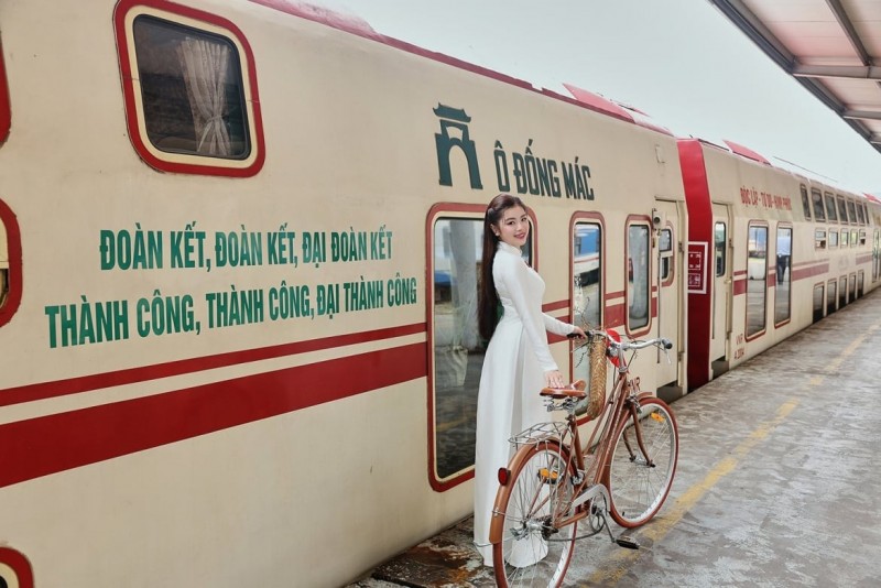 រថភ្លើង Ha Noi 5 Cua O មានរូបរាងពិសេសក្នុងឱកាសរំលឹកខួបបុណ្យជាតិថ្ងៃទី ២ ខែកញ្ញា។ រថភ្លើង Ha Noi 5 Cua O មានរូបរាងពិសេសក្នុងឱកាសរំលឹកខួបបុណ្យជាតិថ្ងៃទី ២ ខែកញ្ញា។