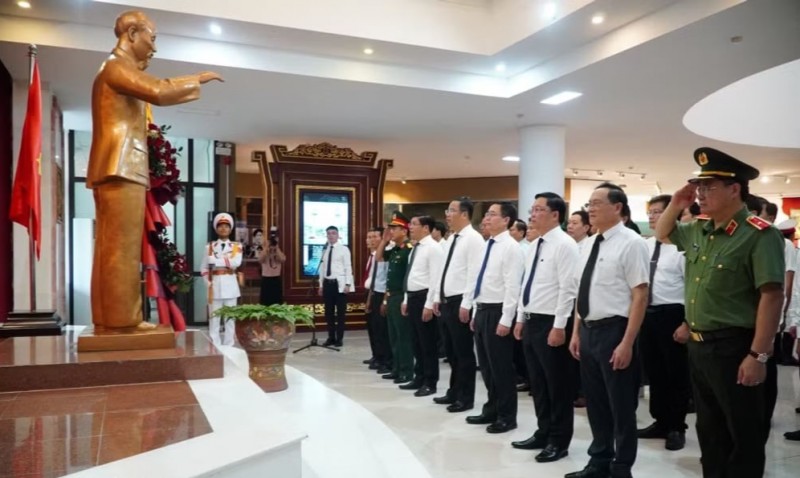 ពិធីថ្វាយផ្កាជូនចំពោះលោកប្រធាន Ho Chi Minh។ ពិធីថ្វាយផ្កាជូនចំពោះលោកប្រធាន Ho Chi Minh។