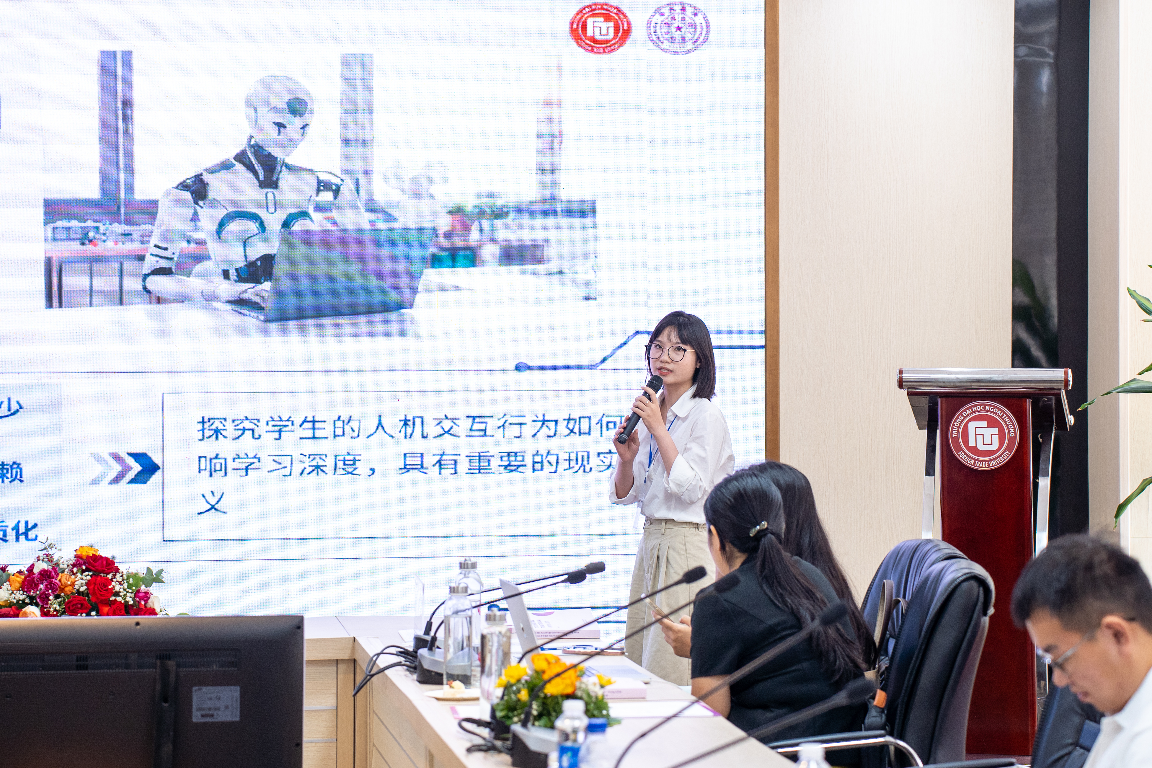 Sinh viên Việt-Trung trao đổi về vấn đề nhân văn trong thời đại AI 越中本科生就AI时代的人文思考问题进行讨论