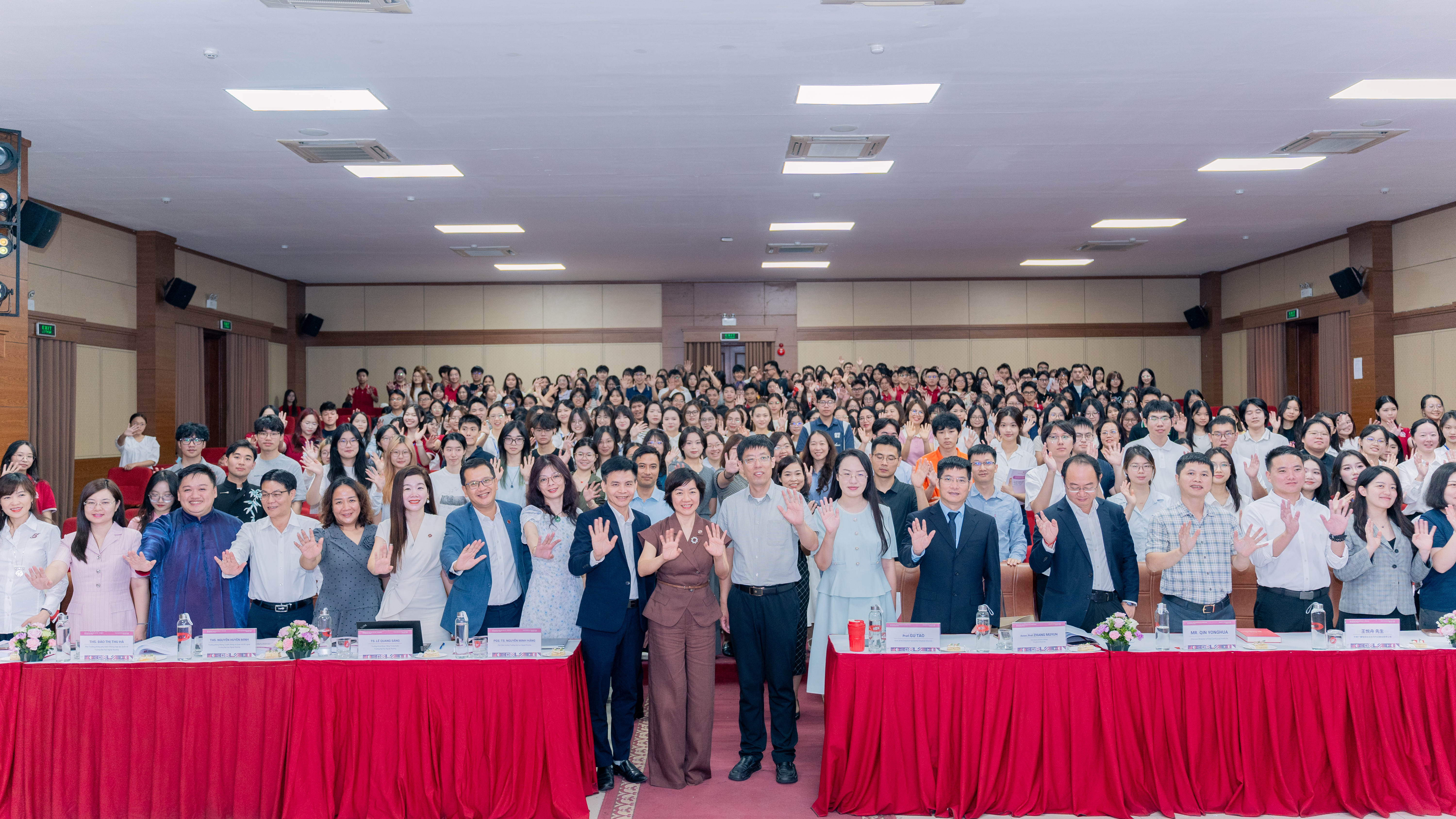 Sinh viên Việt-Trung trao đổi về vấn đề nhân văn trong thời đại AI Sinh viên Việt-Trung trao đổi về vấn đề nhân văn trong thời đại AI