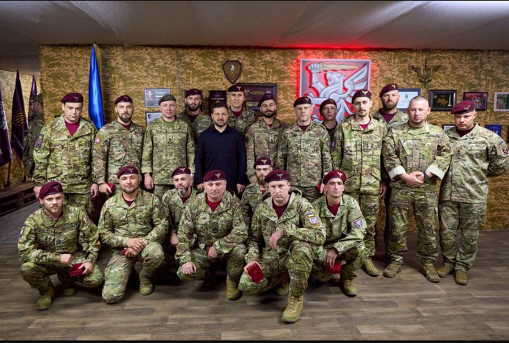 Tổng thống Ukraine Volodymyr Zelensky (giữa) chụp ảnh cùng các binh sĩ Ukraine tại một vị trí không được tiết lộ ở miền nam Ukraine ngày 26-8-2026 - Ảnh: AFP Tổng thống Ukraine Volodymyr Zelensky (giữa) chụp ảnh cùng các binh sĩ Ukraine tại một vị trí không được tiết lộ ở miền nam Ukraine ngày 26-8-2026 - Ảnh: AFP
