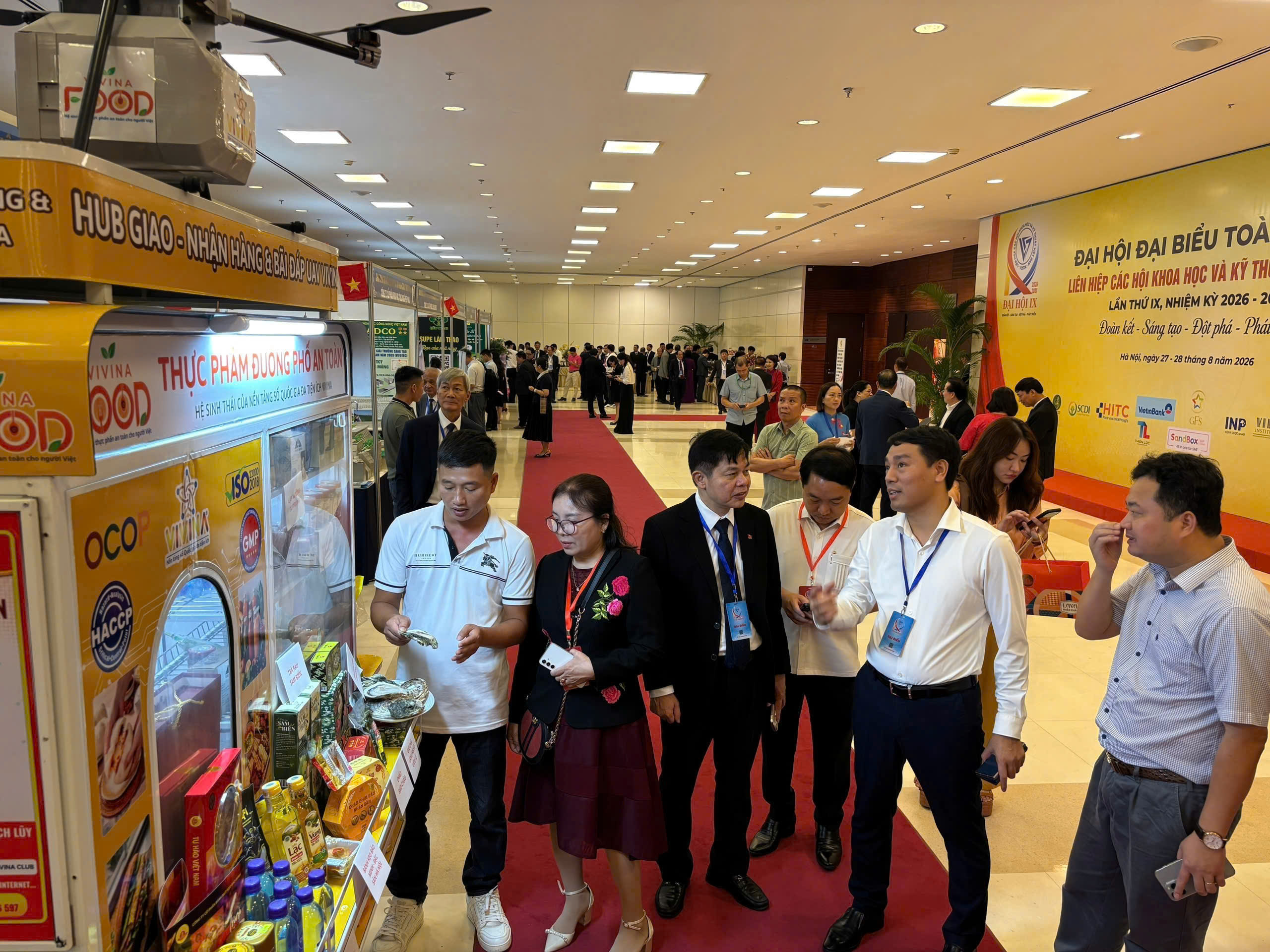 Ông Vũ Trọng Quế Giám đốc Sở Khoa học và Công nghệ tỉnh Ninh Bình và các đại biểu rất quan tâm tới mô hình Kiosk thực phẩm công nghệ an toàn - Hub VIVINA FOOD kết hợp là bãi đỗ cất hạ cánh UAV giao hàng đa tiện ích của Nền tảng số Quốc gia VIVINA. Ông Vũ Trọng Quế Giám đốc Sở Khoa học và Công nghệ tỉnh Ninh Bình và các đại biểu rất quan tâm tới mô hình Kiosk thực phẩm công nghệ an toàn - Hub VIVINA FOOD kết hợp là bãi đỗ cất hạ cánh UAV giao hàng đa tiện ích của Nền tảng số Quốc gia VIVINA.